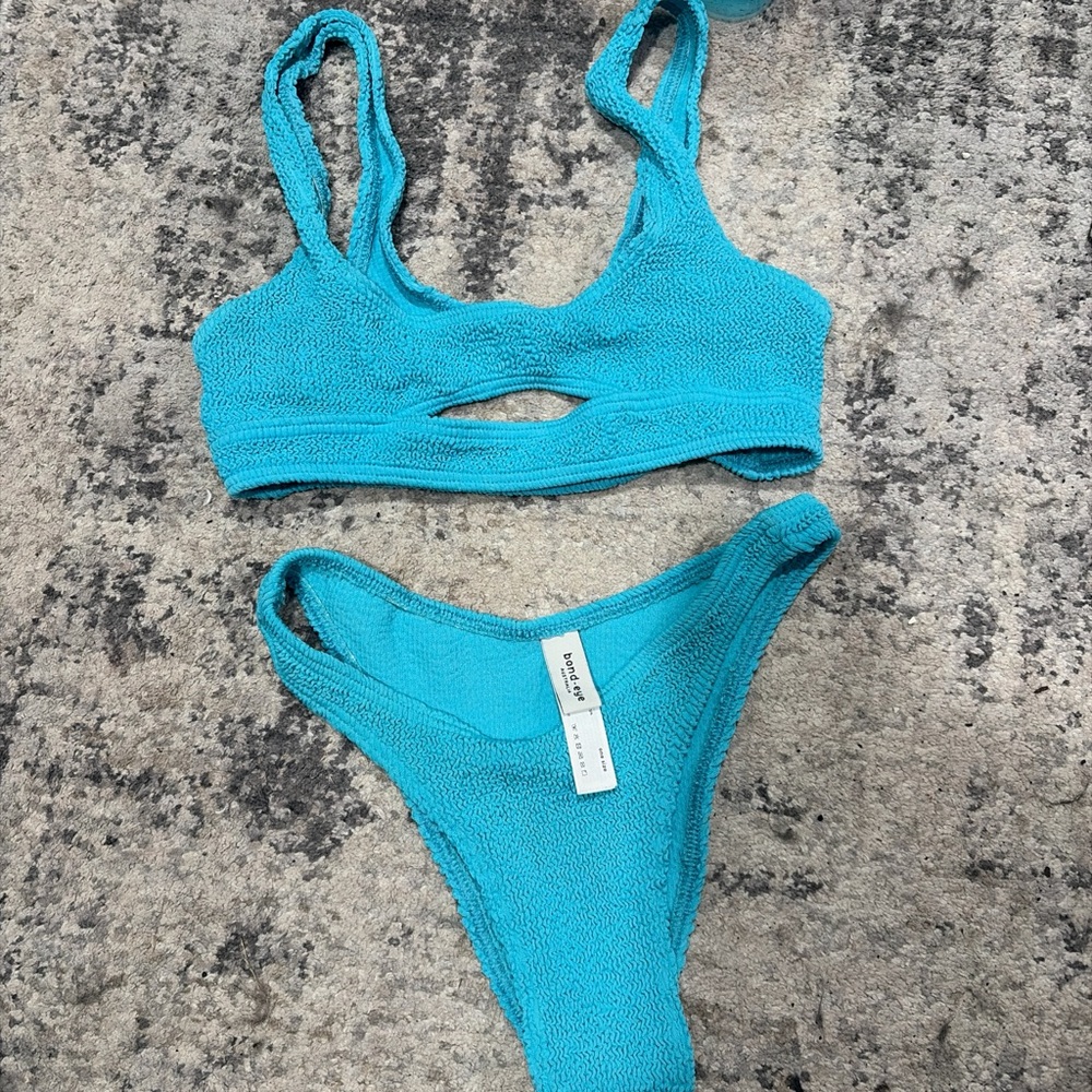 Bond-eye cut out bikini
